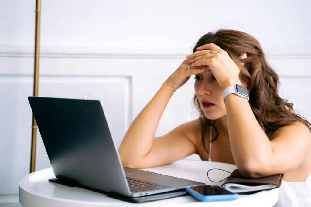 Le propriétaire de l'appartement loué s'inquiète après avoir découvert une double réservation sur un ordinateur portable.