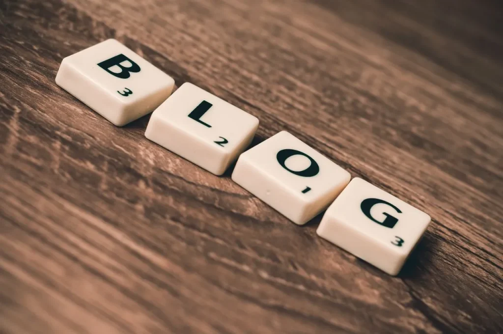 The inscription "blog" symbolizes the creation of SEO-friendly content for an accommodation facility.