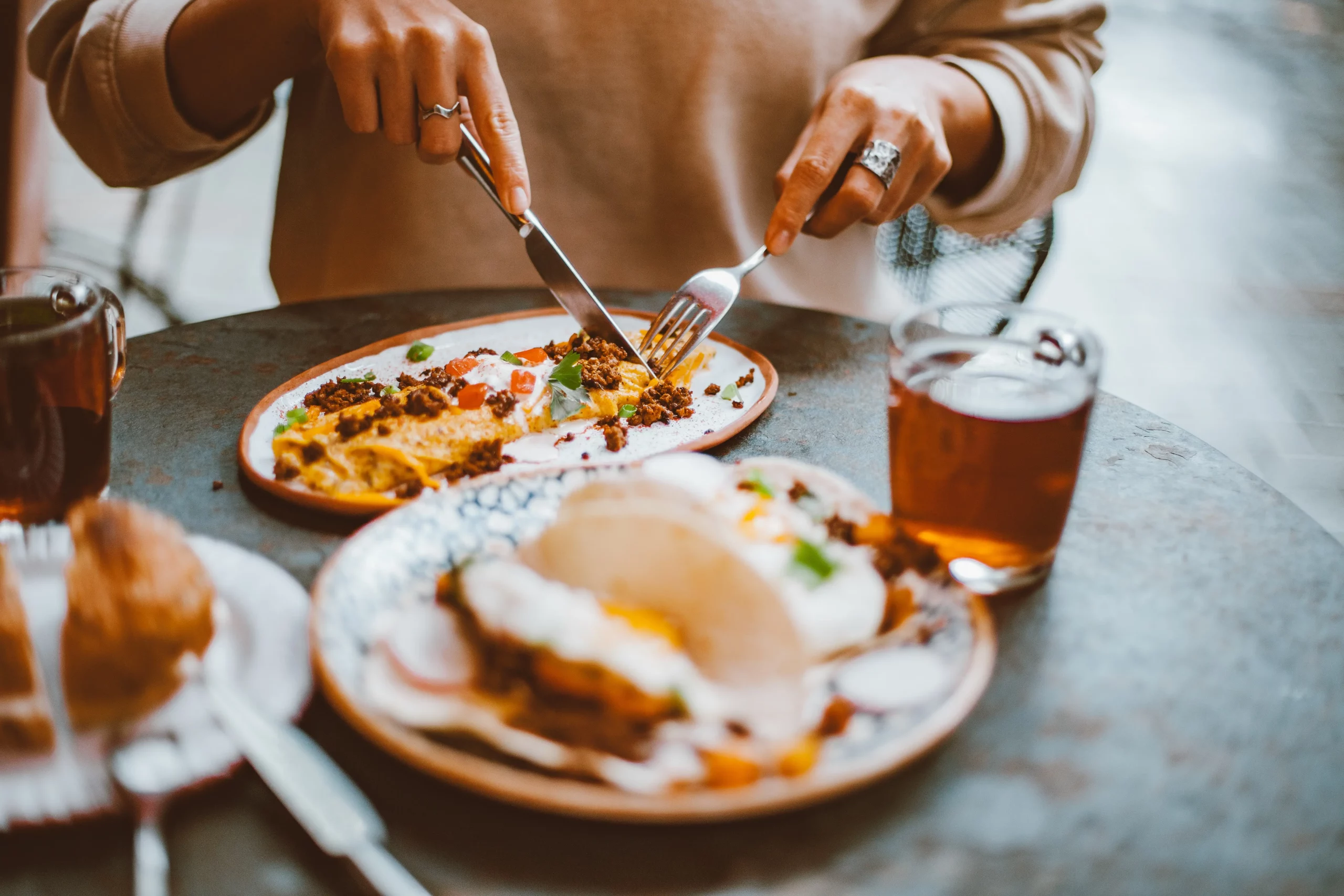 Eine Mahlzeit am Tisch - ein Beispiel für eine gut ausgestattete Küche in einer Mietwohnung.