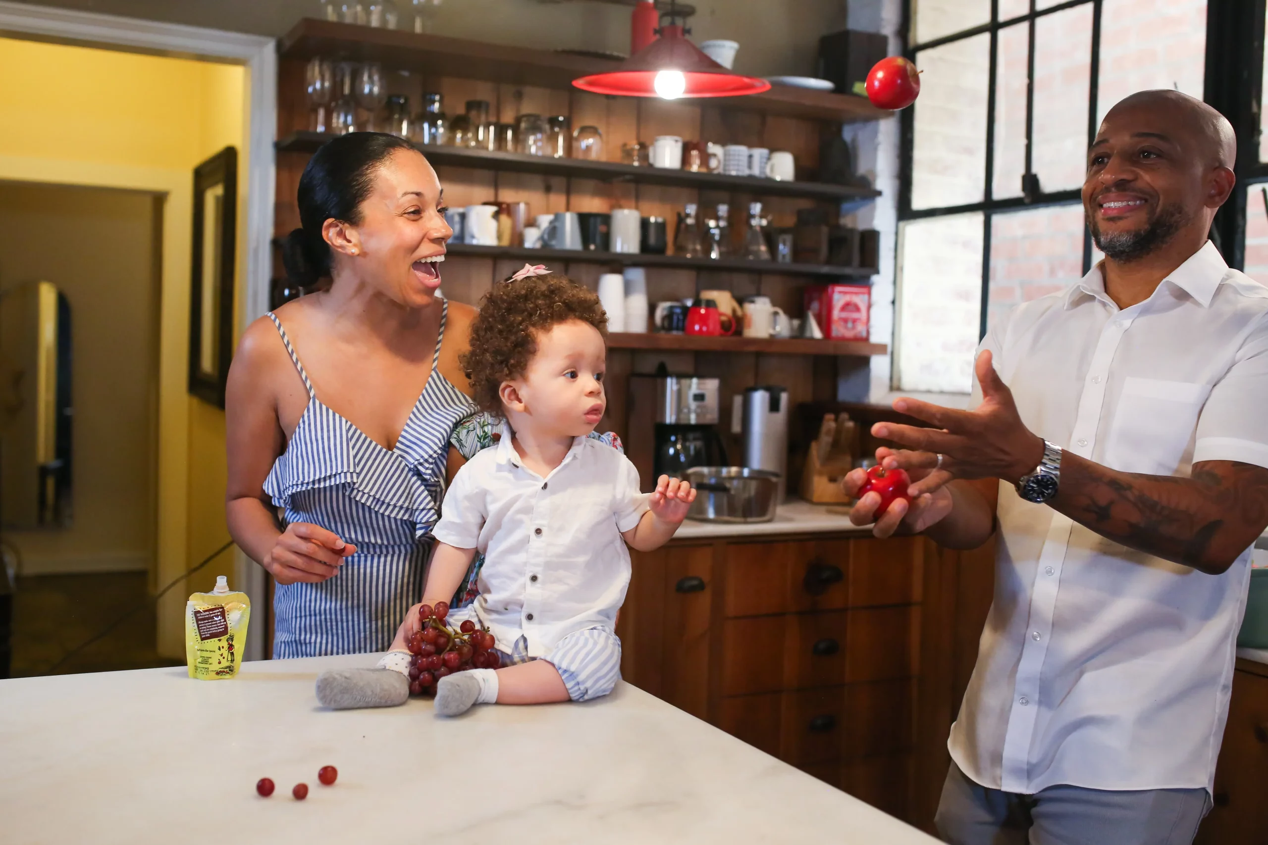 Momentos partilhados na cozinha alugada - uma instalação funcional para famílias com crianças.