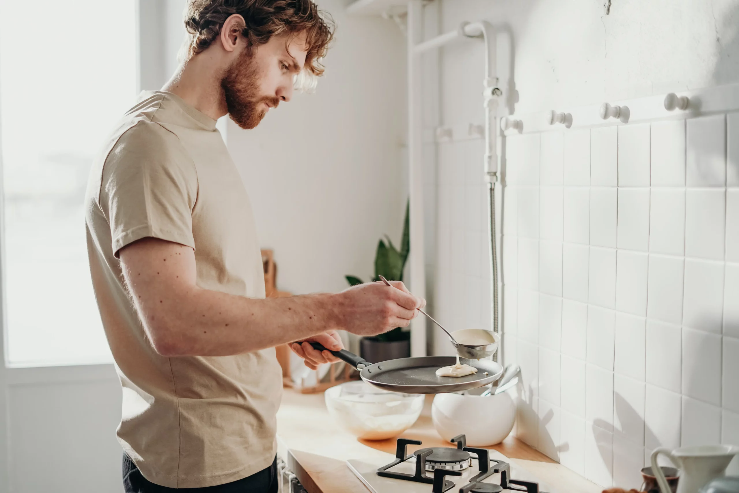 O senhorio prepara a comida - uma cozinha bem equipada num apartamento alugado.