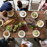 Ein für eine Mahlzeit vorbereiteter Tisch in der Mietwohnung - der perfekte Ort für Gäste.