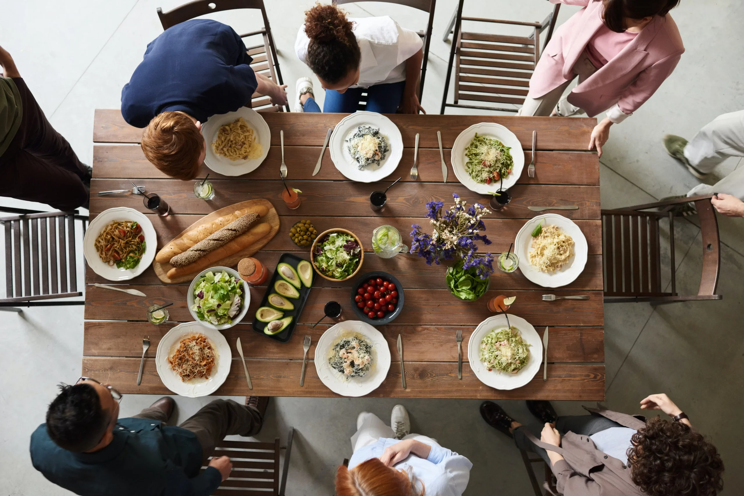 Une table préparée pour un repas dans l'appartement loué - l'endroit idéal pour les invités.