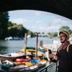 Turista soddisfatto in vacanza – grazie alla facilità di prenotazione tramite il calendario digitale delle prenotazioni