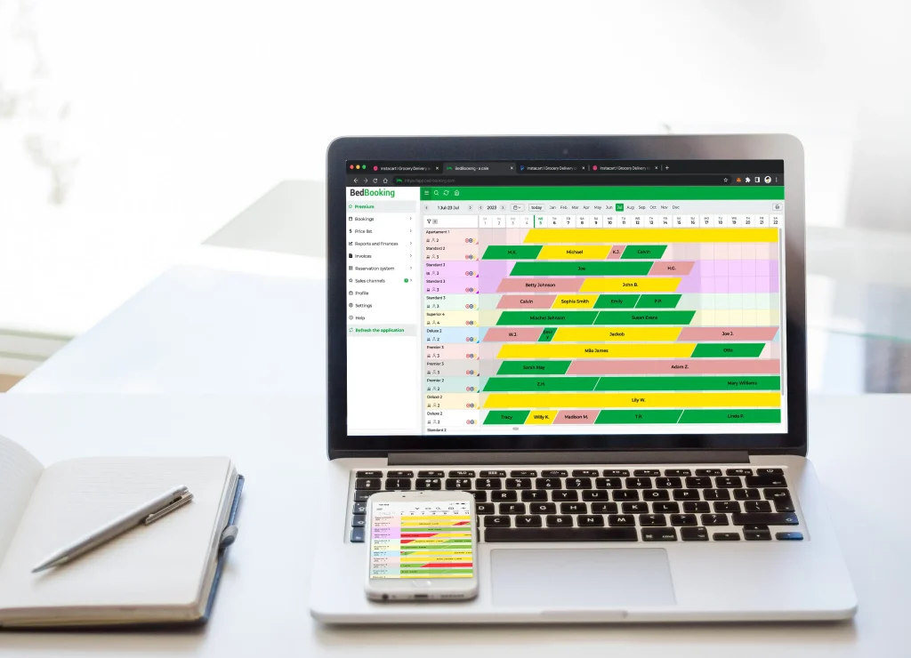 Sistema de reservas BedBooking: calendario de reservas online en un ordenador portátil.