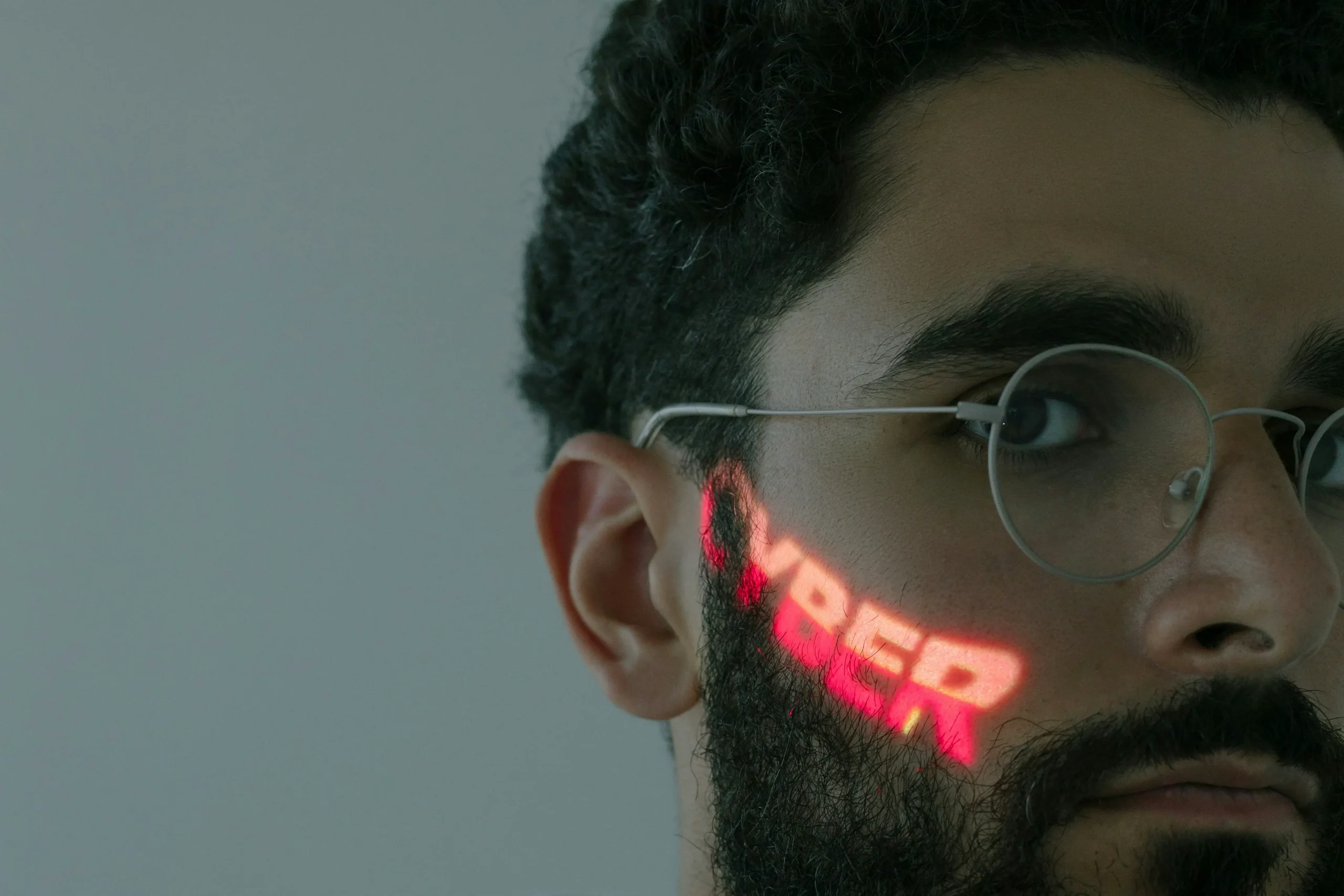 Mężczyzna z napisem cyber na twarzy