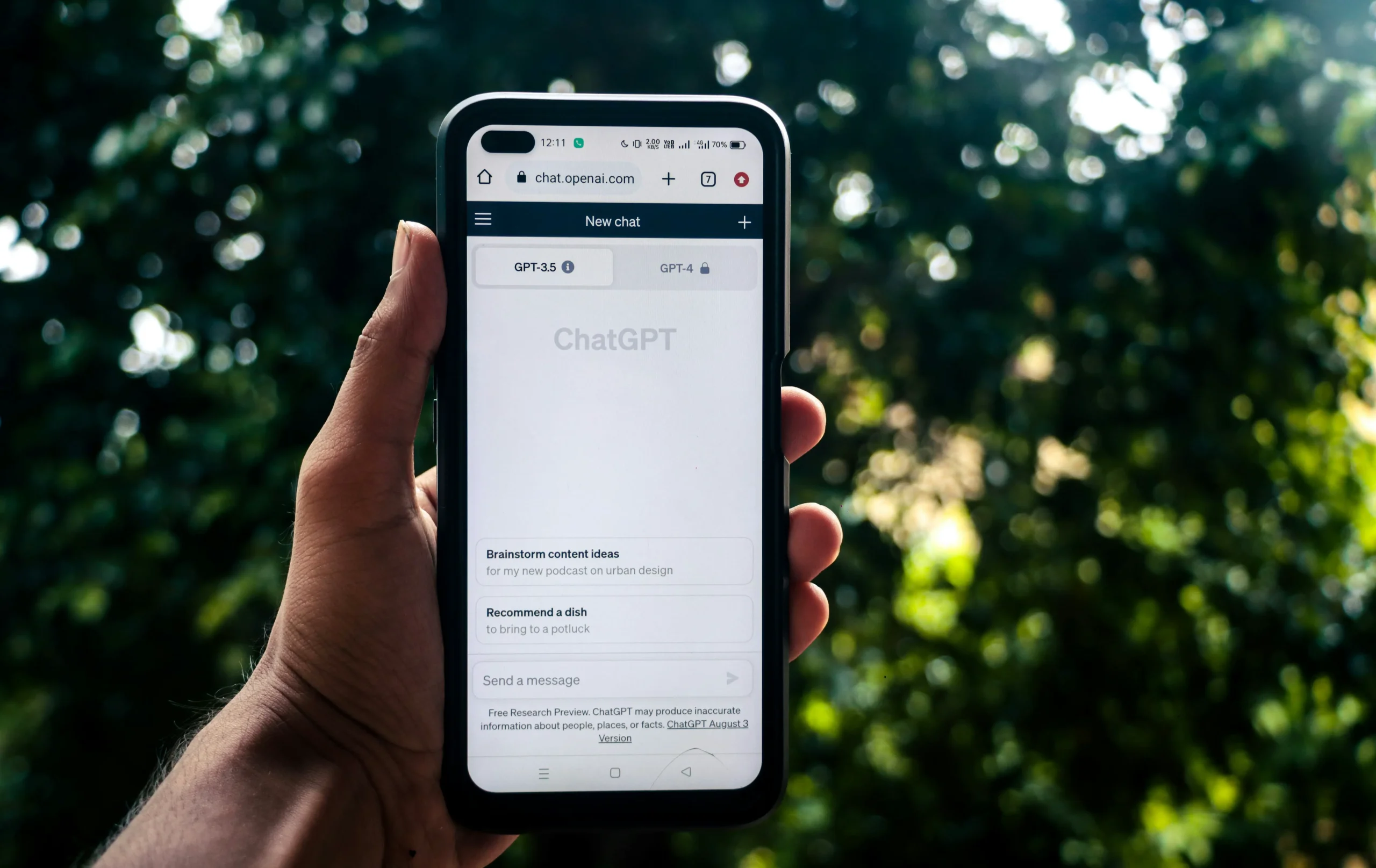 Telefon z aplikacją ChatGPT