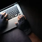 Haker wprowadzający dane - zagrożenia dla wynajmujących i kradzież konta