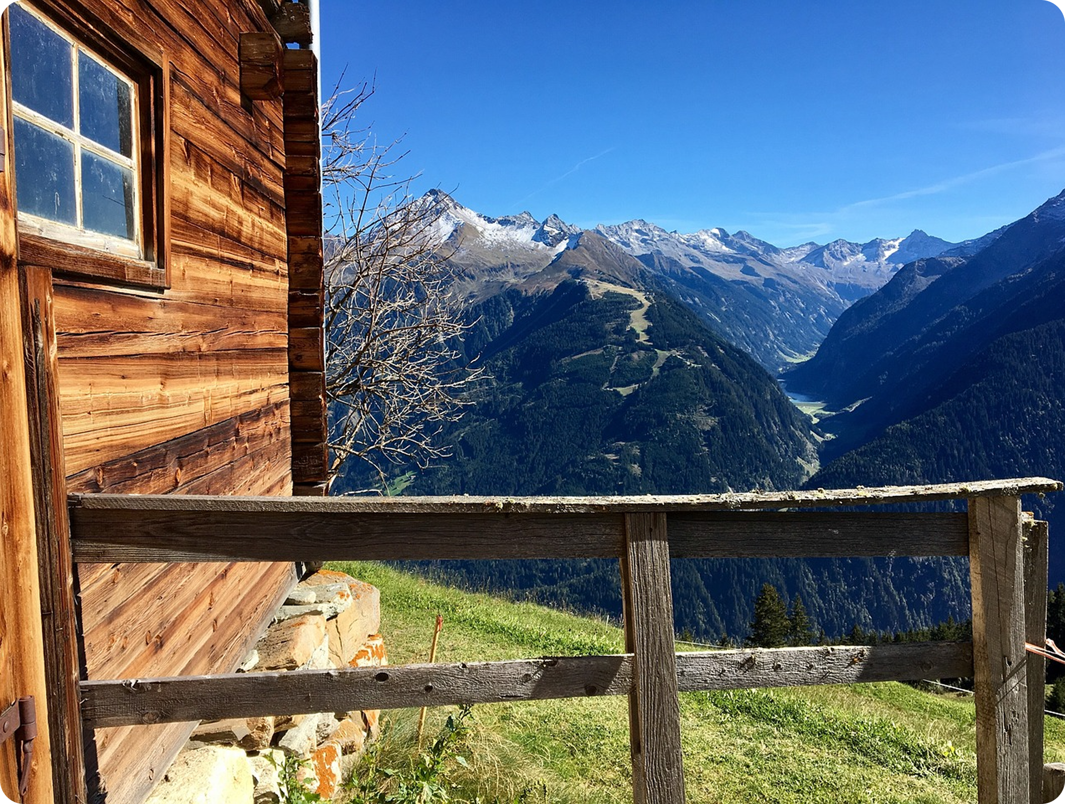Casa de madera con vistas a los picos de las montañas - software que facilita la gestión del agroturismo.