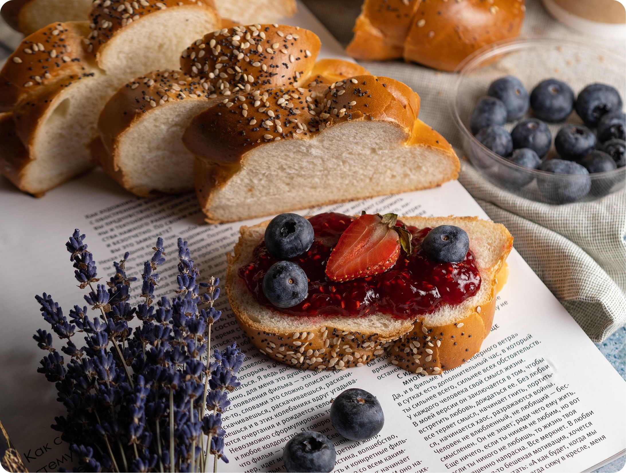 Pan casero fresco y frutas servidas para el desayuno en un agroturismo.