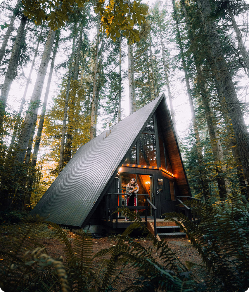 Cabaña de madera en forma de A en un camping forestal - automatiza tu calendario de reservas.