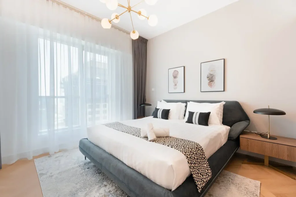 Czyste i schludne wnętrze apartamentu wynajmowanego krótkoterminowo