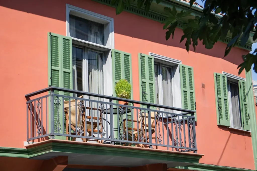 Θέα από το μπαλκόνι του διαμερίσματος προς ενοικίαση – ένας ελκυστικός εξωτερικός χώρος για τους επισκέπτες