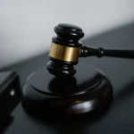 Młotek sędziowski oznaczający początek nowych regulacji najmu krótkoterminowego w Polsce w 2026 roku