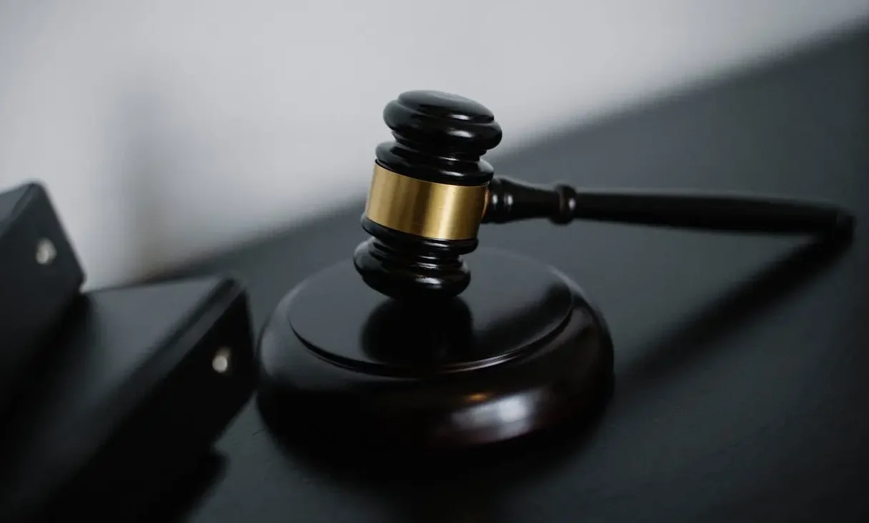 Młotek sędziowski oznaczający początek nowych regulacji najmu krótkoterminowego w Polsce w 2026 roku