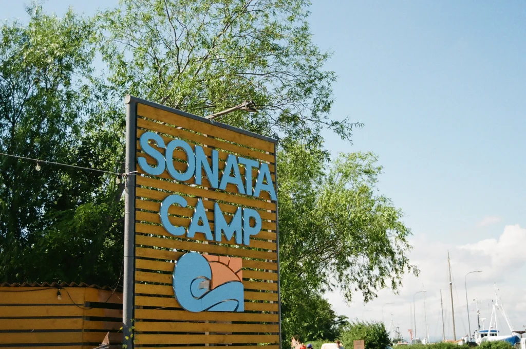 Entrada para o acampamento Sonata à beira-mar.
