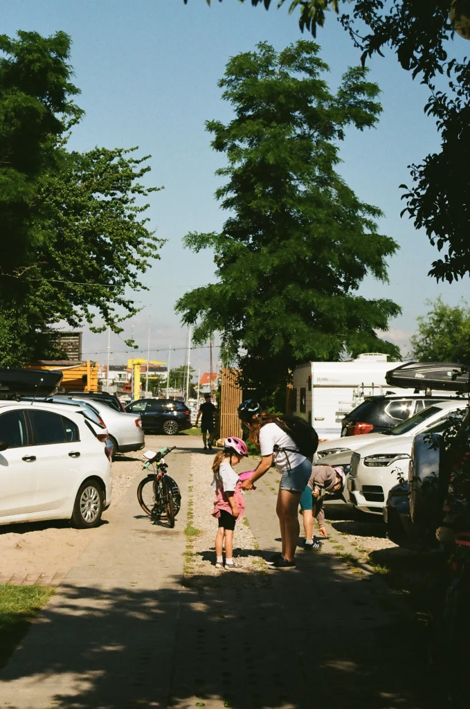 Viagem em família para o acampamento Sonata com crianças e bicicletas.
