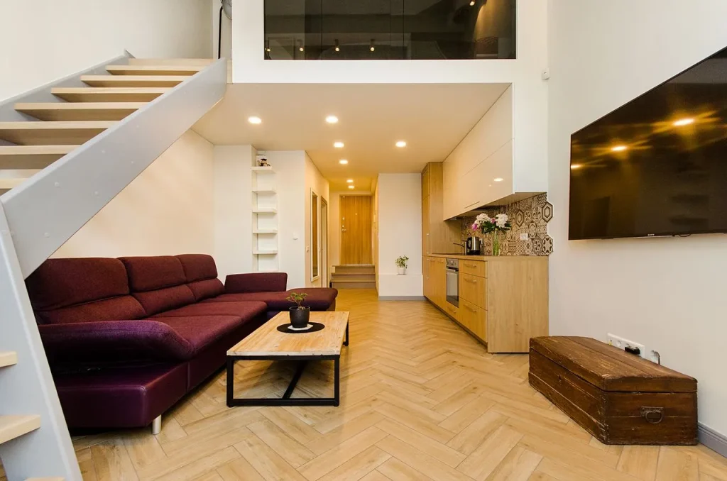 Apartament z antresolą w najmie krótkoterminowym wymaga osobnego czujnika dymu na każdym poziomie