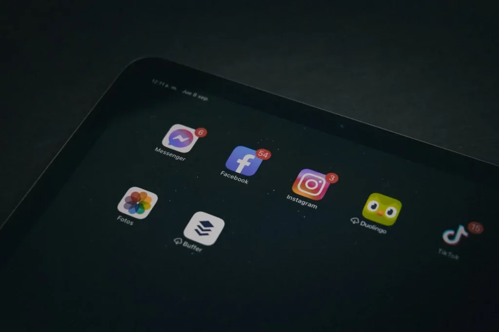 un teléfono con iconos de redes sociales utilizado para promocionar el alojamiento